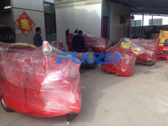 福瑞得機(jī)械座駕壓路機(jī)、大容量灌縫機(jī)，小型灌縫機(jī)包裝完畢準(zhǔn)備發(fā)貨