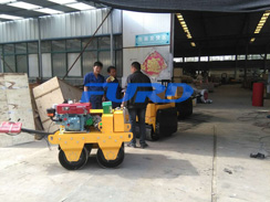 福瑞得機(jī)械手扶雙輪壓路機(jī)，二次結(jié)構(gòu)澆筑泵及時(shí)包貨